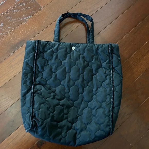 Kritzia Black Quilted Fabric Bag/Tote excellent condition - Picture 3 of 9